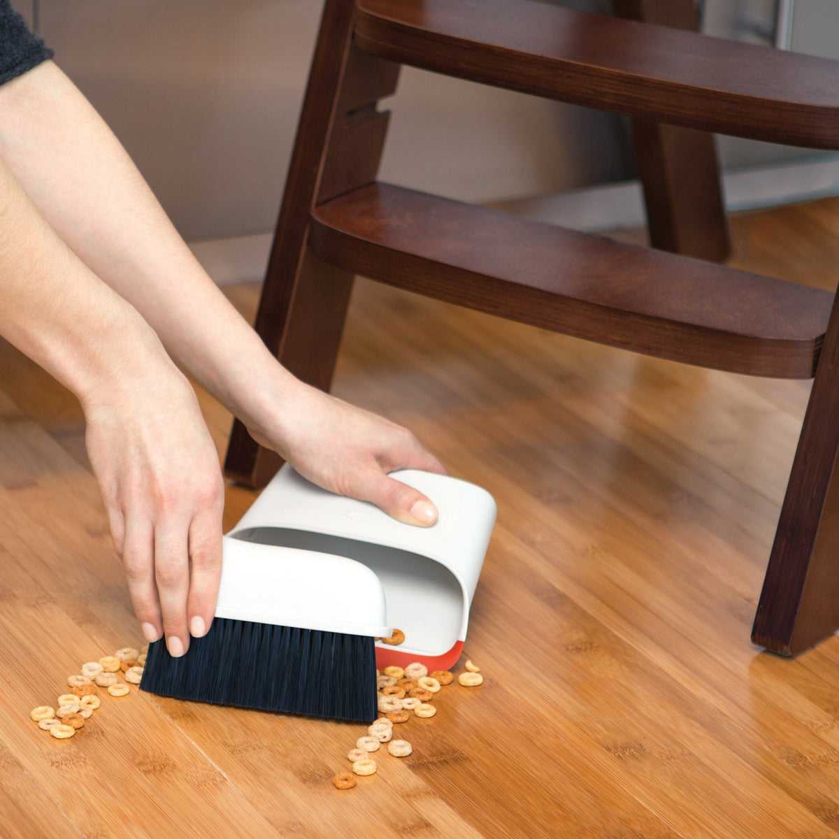 compact-dustpan-and-brush-set-k0 1334280_6_compact_dustpan_brush_set.jpg