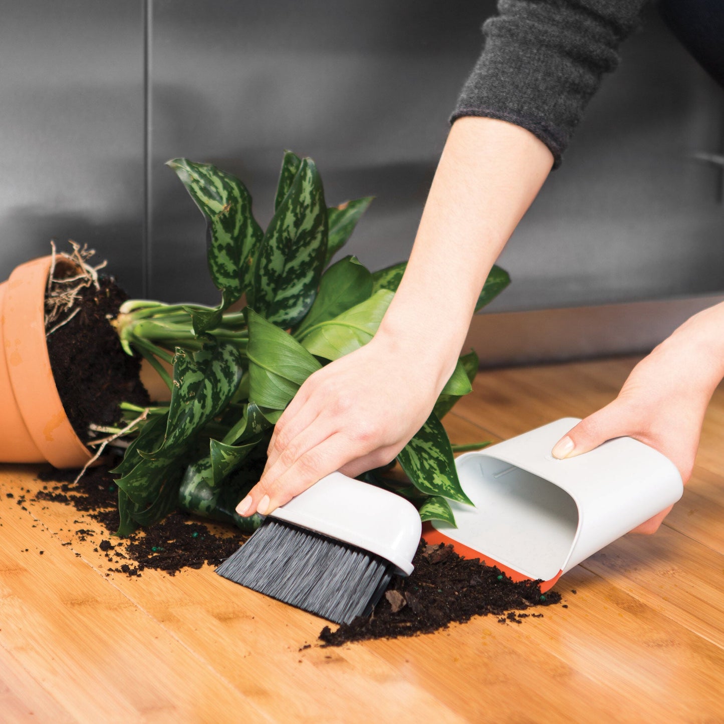 compact-dustpan-and-brush-set-k0 1334280_9_compact_dustpan_brush_set.jpg