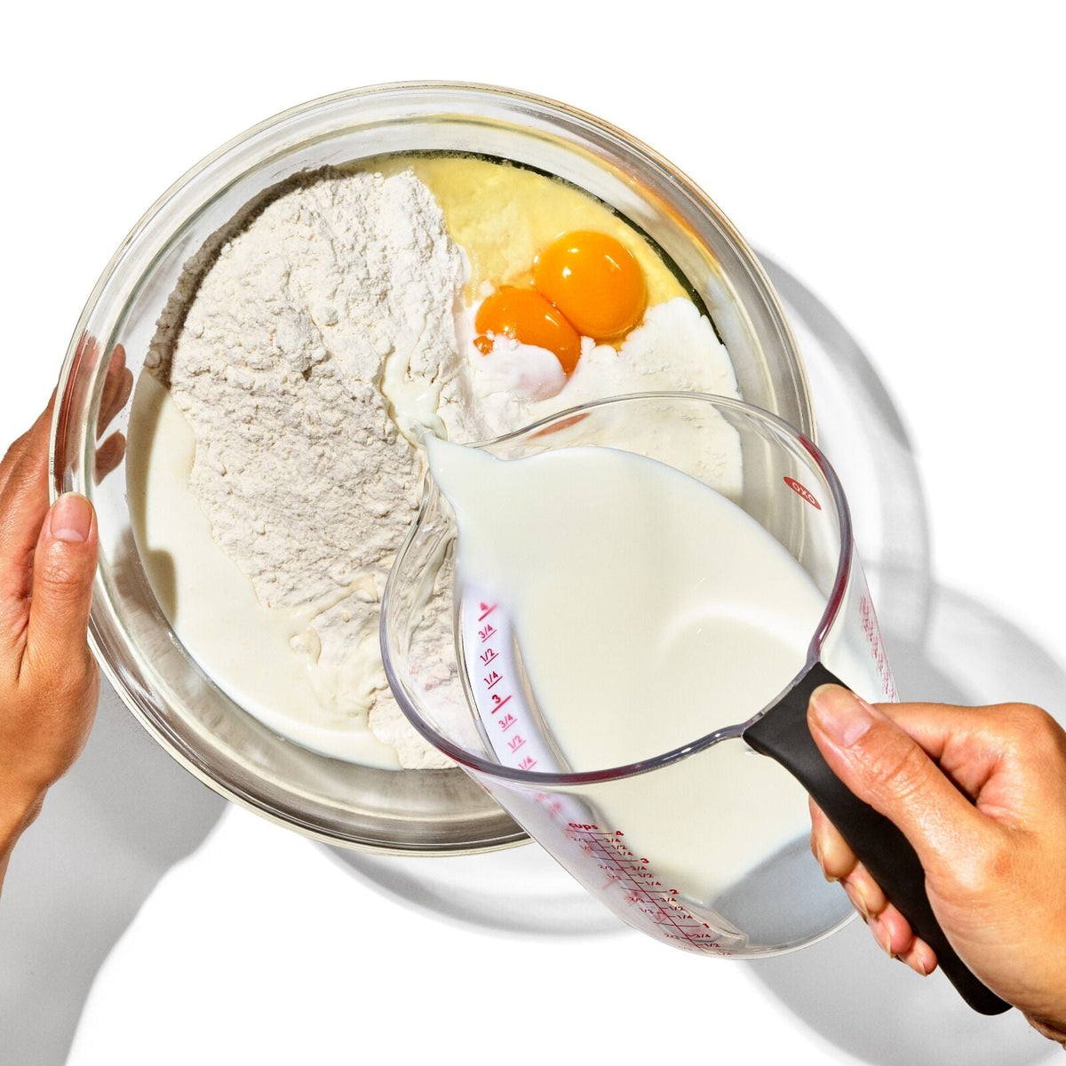 4-cup-angled-measuring-cup-z5 gg_1050030v6_4cupangledmeasuringcup_pdp_04.jpg
