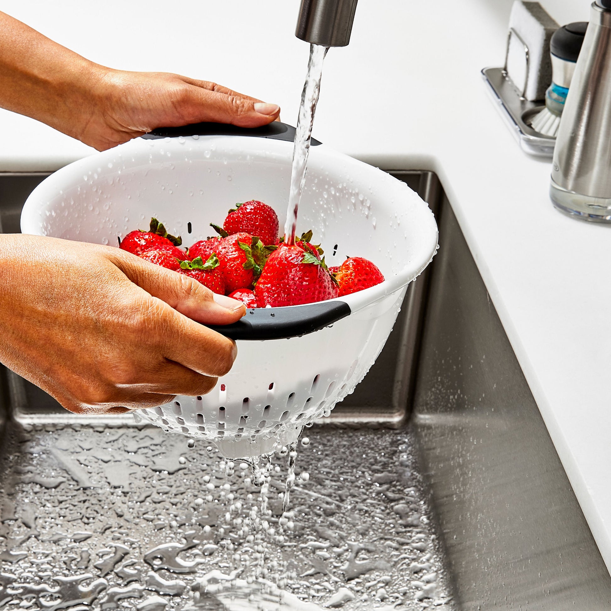 plastic-colander-k8 gg_11331000_plasticcolander3qt_pdp_05.jpg