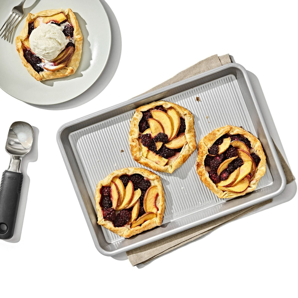 non-stick-pro-clear-coated-jelly-roll-pan-t6 gg_11435000_jelly-roll-pan_pdp_03_1_.jpeg