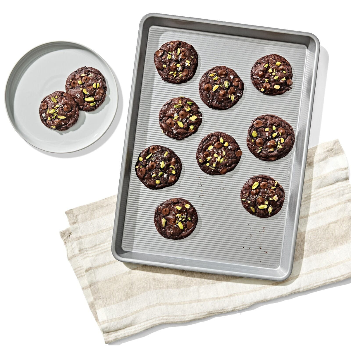 non-stick-pro-clear-coated-half-sheet-pan-m7 gg_11435300_half-sheet-pan_pdp_01.jpeg