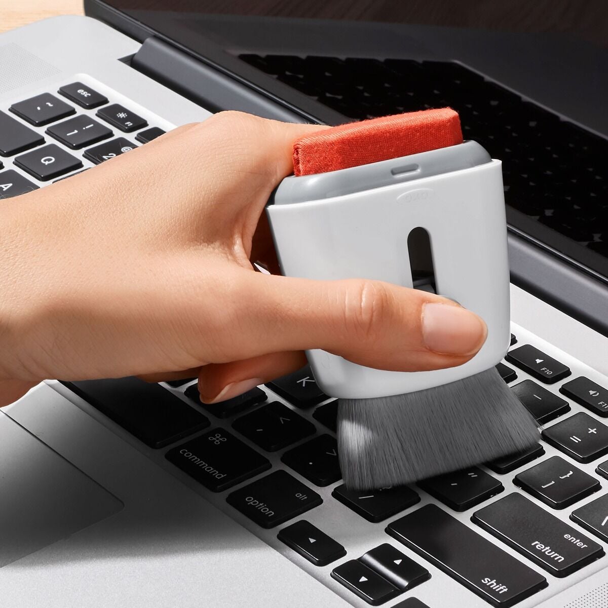 sweep-and-swipe-laptop-cleaner-b8 gg_12246100_9c.jpg