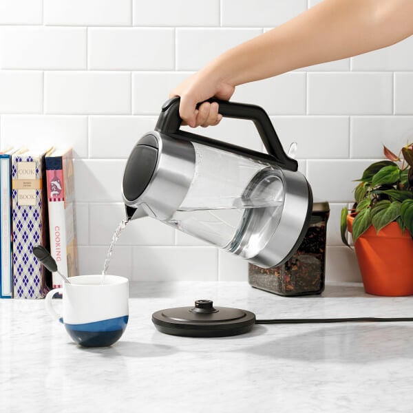 cordless-glass-electric-kettle-w6 lifestyle1.jpg