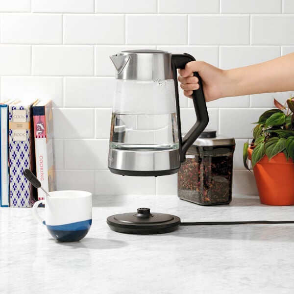 cordless-glass-electric-kettle-w6 lifestyle2.jpg