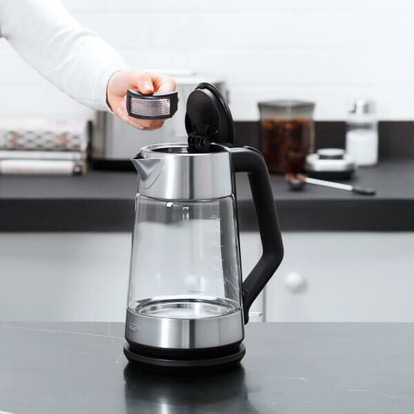 cordless-glass-electric-kettle-w6 lifestyle4.jpg