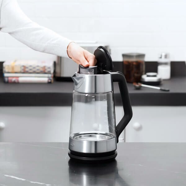 cordless-glass-electric-kettle-w6 lifestyle5.jpg