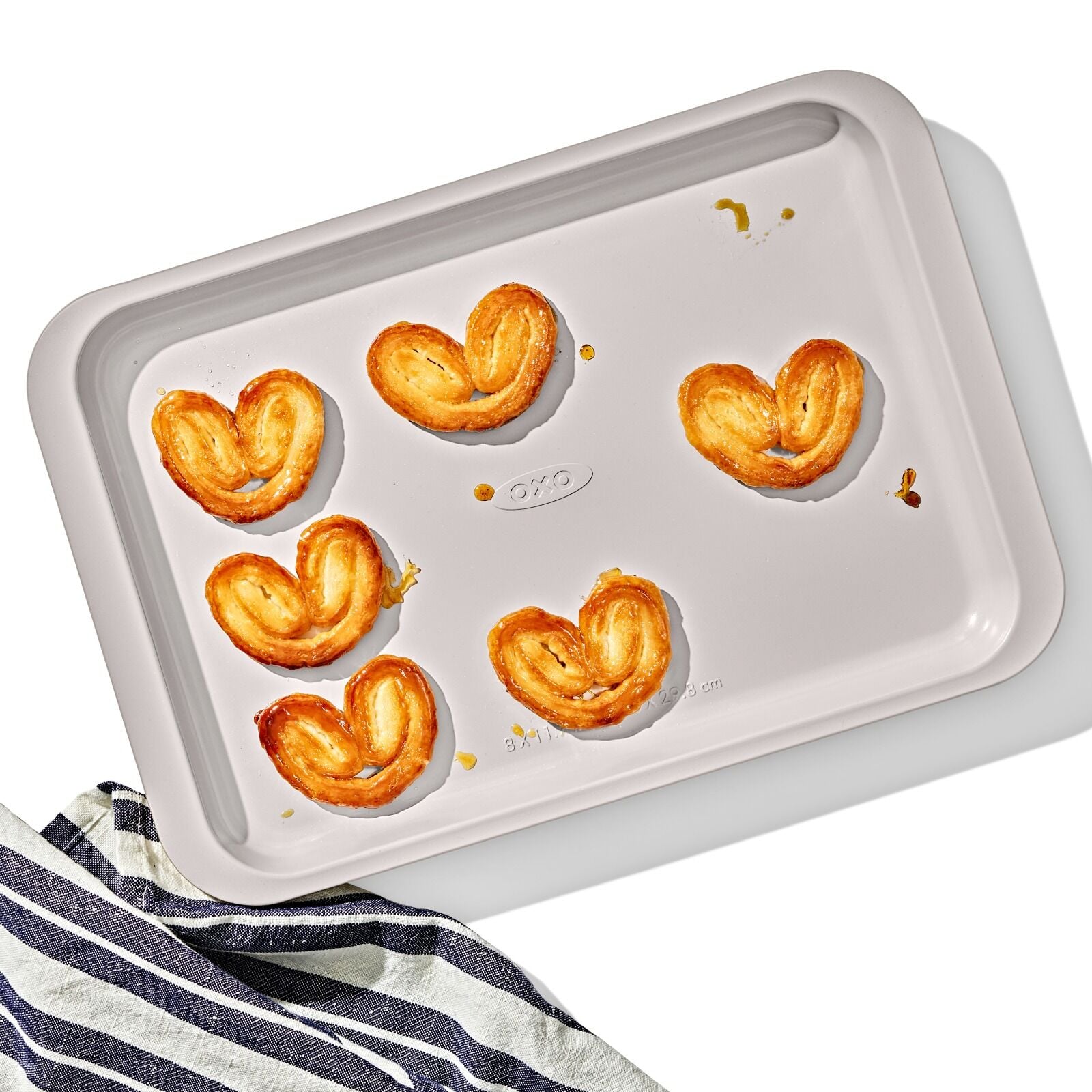 non-stick-pro-ceramic-coated-metal-bakeware-quarter-sheet-pan-e0 oxo_quarter-sheet-pan_pdp_01_1.jpg