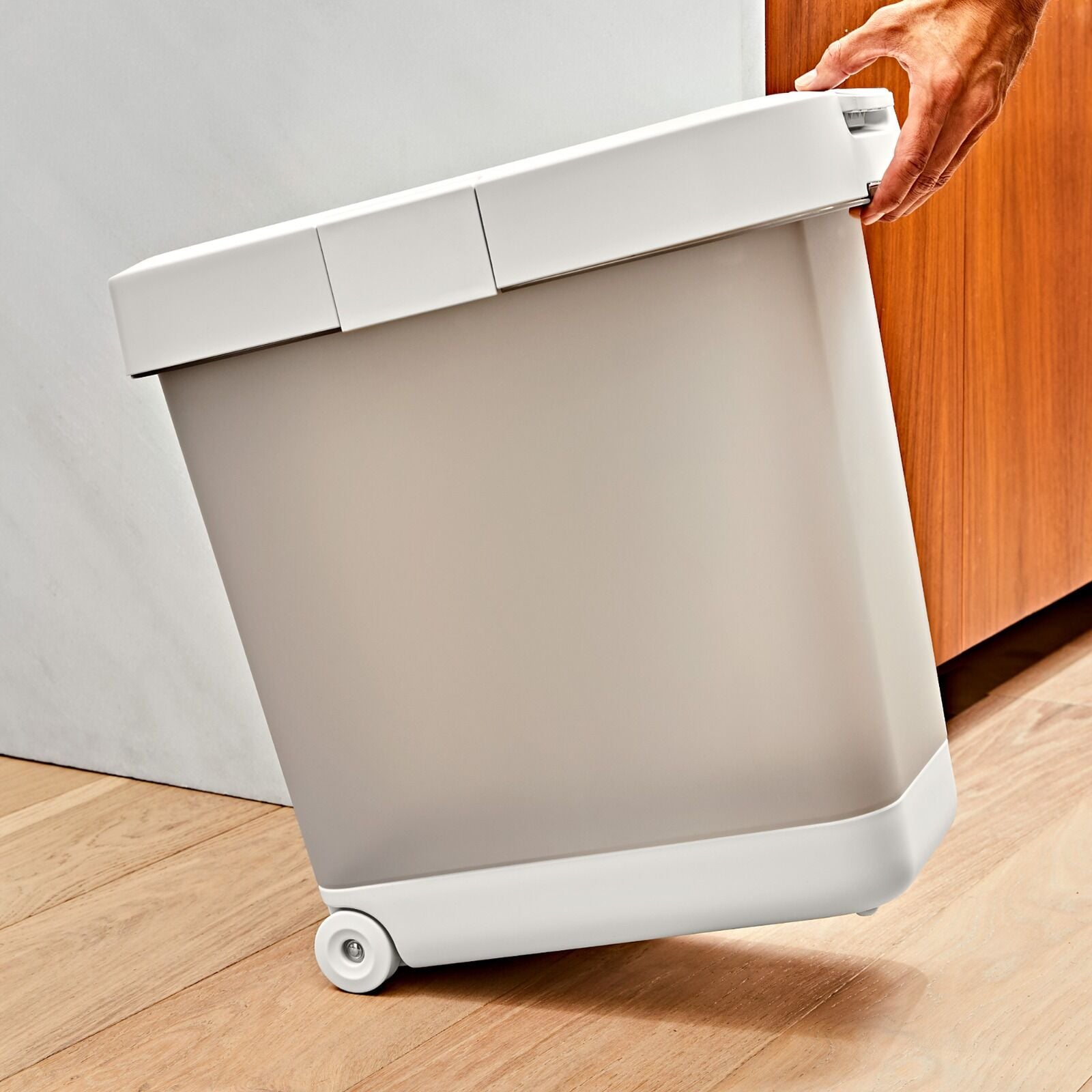oxo-pet-airtight-food-container-with-scoop-large-b8 pet_7301500_airtight-food-container-large_pdp_05.jpeg
