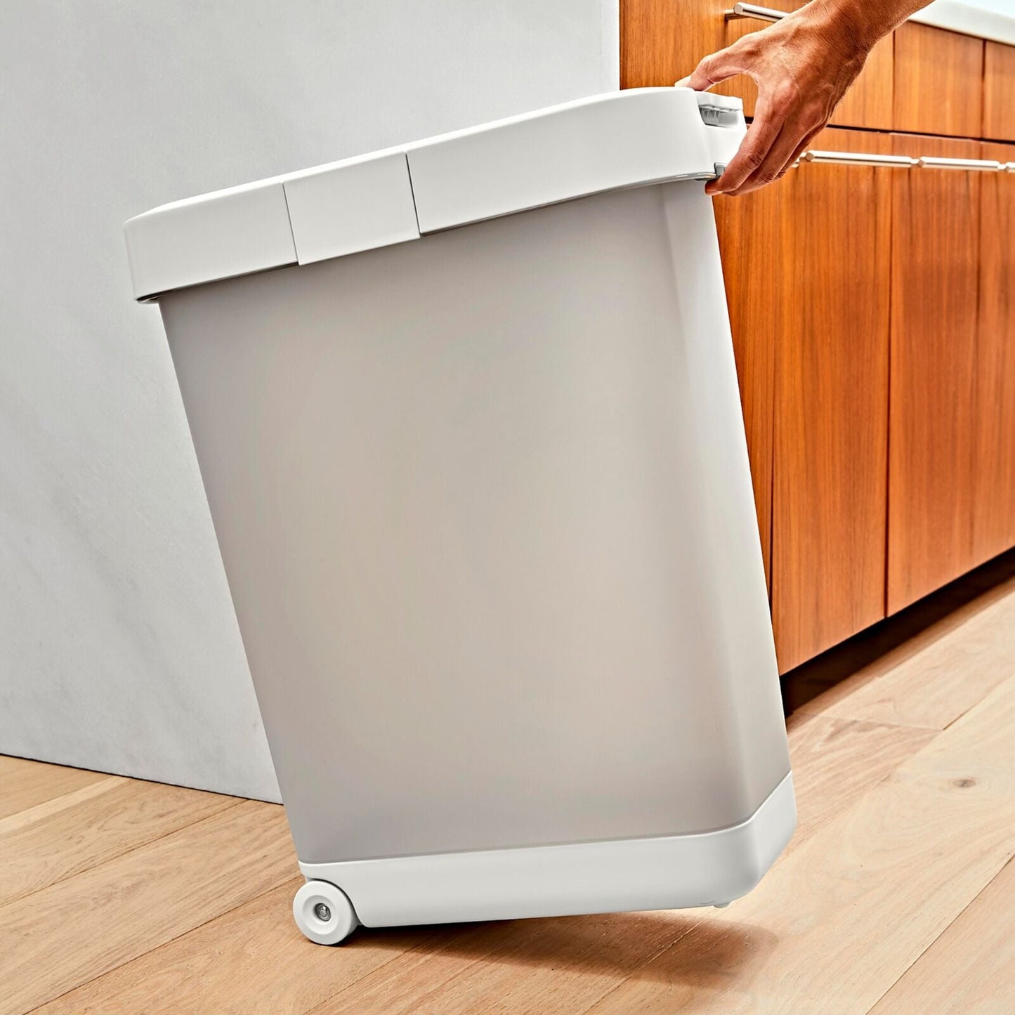 oxo-pet-airtight-food-container-with-scoop-extra-large-u0 pet_7301600_airtight-food-container-extra-large_pdp_05.jpeg