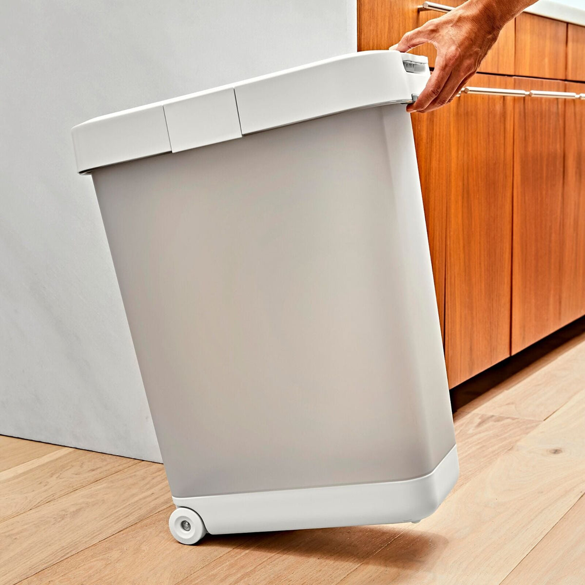 oxo-pet-airtight-food-container-with-scoop-extra-large-u0 pet_7301600_airtight-food-container-extra-large_pdp_05.jpeg